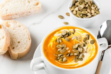 Sıcak ve baharatlı balkabağı çorbası