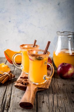 Baharatlı sıcak kabak sangria