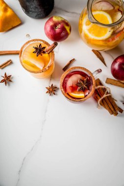 Beyaz ve kırmızı sıcak sangria