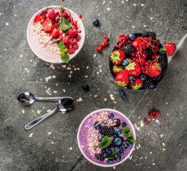 Kırmızı ve mavi berry ile smoothies