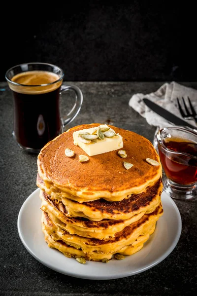 Gresskarpannekaker med lønnesirup – stockfoto