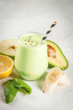 Avokado ile yeşil smoothie
