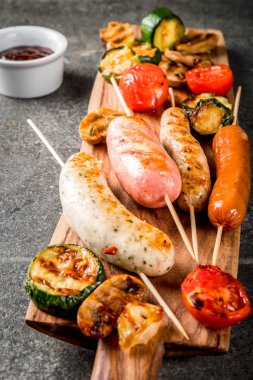 Izgara sosis ve sebze.