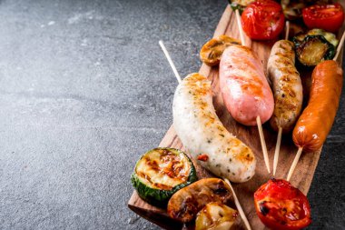 Izgara sosis ve sebze.