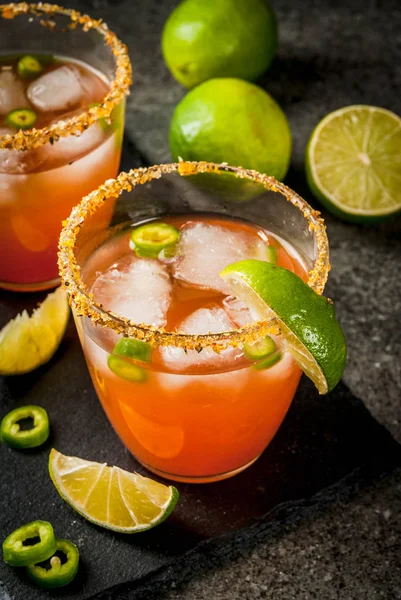 Cocktail mexicano tradicional Michelada picante — Fotografia de Stock