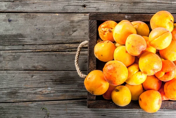 Ahşap kutusunda Ham kayısı