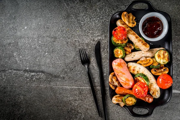 Izgara sosis ve sebze.