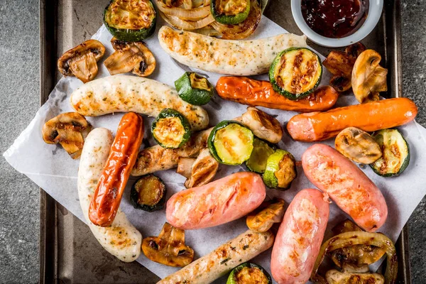 Izgara sosis ve sebze.