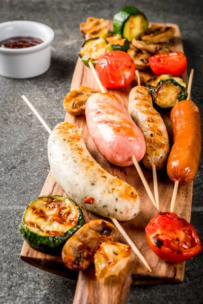 Izgara sosis ve sebze.