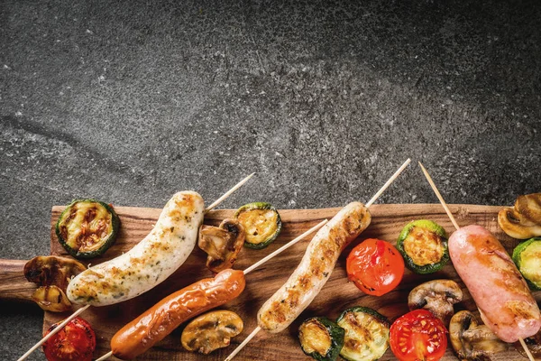 Izgara sosis ve sebze.