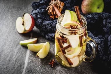 Elma suyu baharatlarla infüzyon