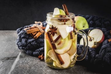 Elma suyu baharatlarla infüzyon