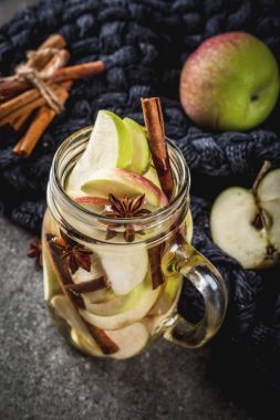 Elma suyu baharatlarla infüzyon