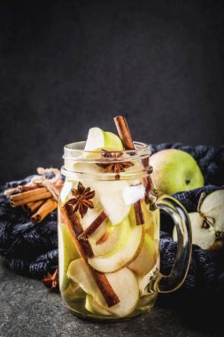 Elma suyu baharatlarla infüzyon