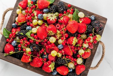 Yaz meyveleri yelpazesi