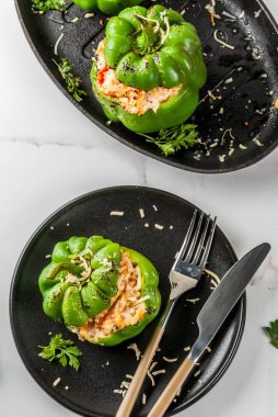 Ev yapımı doldurulmuş dolmalık biber