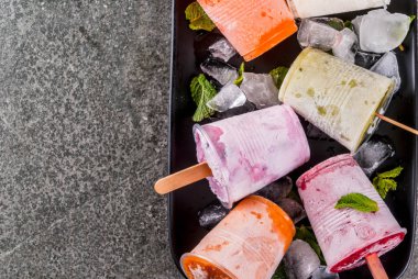 Meyve suları ve güler yüzlü popsicles