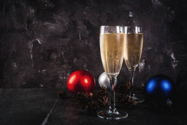 Şampanya ve yılbaşı süsleri