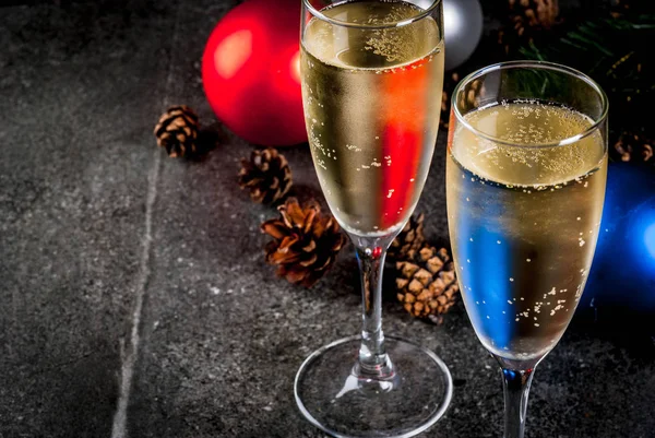 Champagne och jul dekorationer — Stockfoto