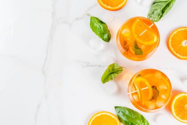 Yaz içeceği portakal ve fesleğen ile