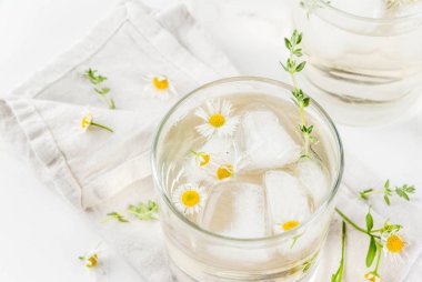 Papatya, kekik ve bal kokteyl 