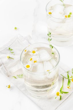 Papatya, kekik ve bal kokteyl 