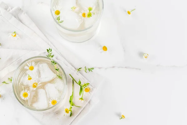 Cóctel de manzanilla, tomillo y miel — Foto de Stock