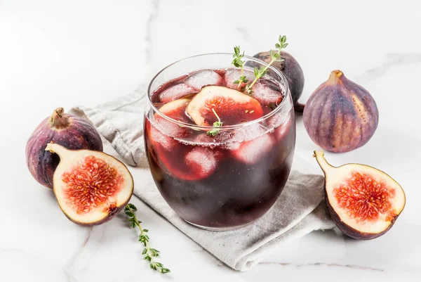 Cocktail com vinho tinto, tomilho e figos — Fotografia de Stock