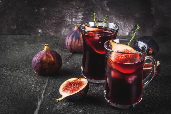 Cocktail with red wine, thyme and figs — Stock Photo, Image