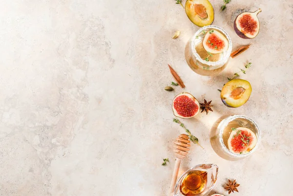 Vit cocktail med fikon, plommon, honung och timjan — Stockfoto