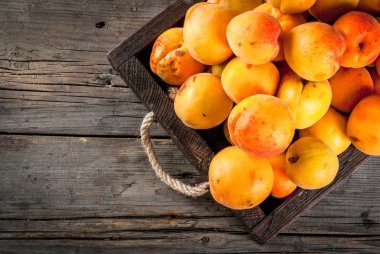 Ahşap kutusunda Ham kayısı