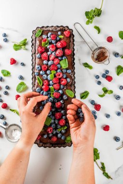 Taze çilek ile Çikolatalı tart