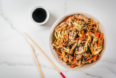 Stirfry noodle, domuz eti ve sebze ile