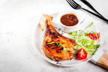 Salata ve sos ızgara et