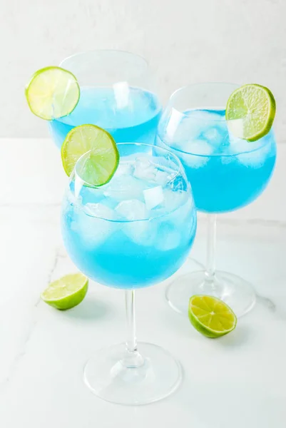 Cocktail alcolico blu con lime — Foto Stock