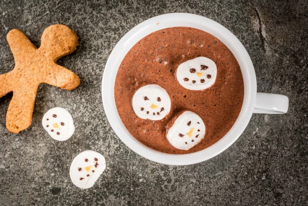 Heiße Schokolade mit Marshmallow-Schneemännern — Stockfoto
