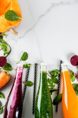 Vegan diyet yiyecek. Seçim renkli taze organik smoothies drin