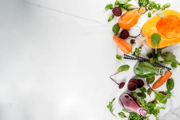 Веганская диета. Цветные свежие органические фруктовые коктейли — стоковое фото