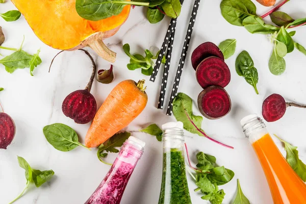 Vegan diyet yiyecek. Seçim renkli taze organik smoothies drin