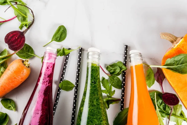 Vegan diyet yiyecek. Seçim renkli taze organik smoothies drin