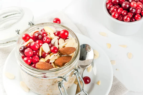 Overnight oats with almond and cranberry — Stock Photo, Image