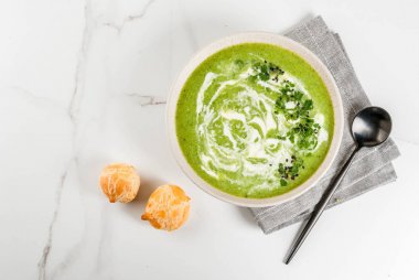 Brokoli kremalı çorba.