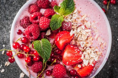 Kırmızı dut ile güler yüzlü