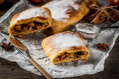 Apple strudel ile fındık ve kuru üzüm
