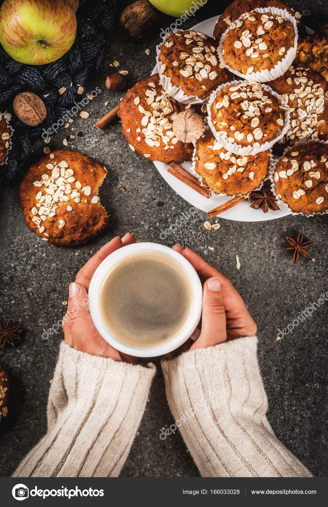 Herbstliches Wintergebäck. Veganes Essen. gesunde Kekse, Muffins mit ...