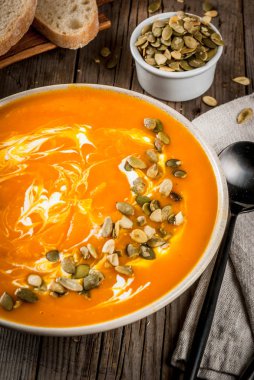 Geleneksel sonbahar ve kış yemekleri, sıcak ve baharatlı balkabağı çorbası 