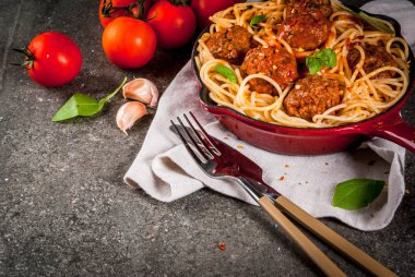 Spagetti makarna köfte ile fesleğen domates sos kırmızı ben döküm
