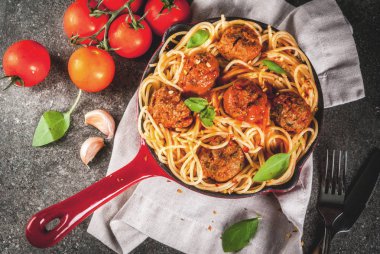 Spagetti makarna köfte ile fesleğen domates sos kırmızı ben döküm