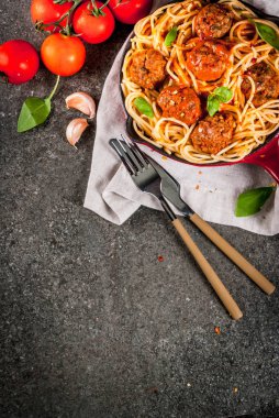 Spagetti makarna köfte ile fesleğen domates sos kırmızı ben döküm