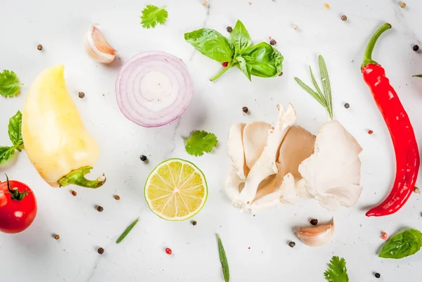 Fondo de cocina de alimentos, mesa de mármol blanco. Fresco crudo orgánico v —  Fotos de Stock